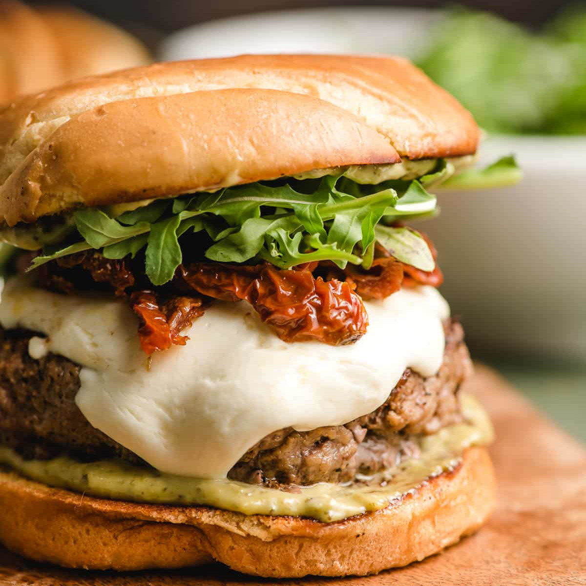 https://groundbeefrecipes.com/wp-content/uploads/2023/05/mozzarella-burgers-featured.jpg